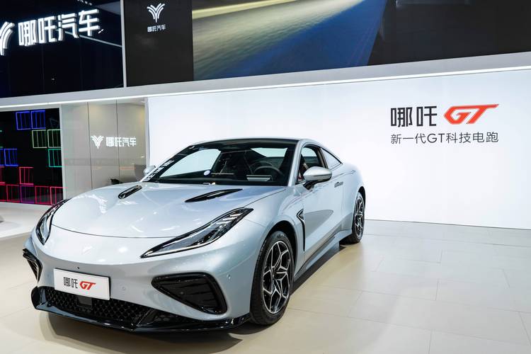 佛山169哪吒汽车在智能汽车领域的表现，领途汽车在新能源汽车市场中的影响力